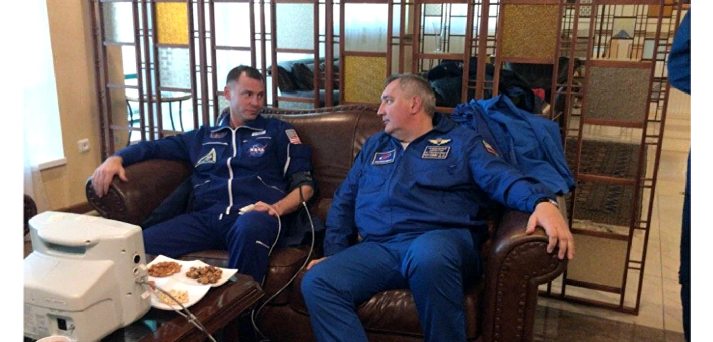 Cosmonautul american Nick Haque şi şeful Roskosmos, Dmitri Rogozin