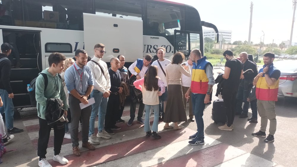 Alți 16 români şi membri de familie evacuaţi din Fâşia Gaza au ajuns în România