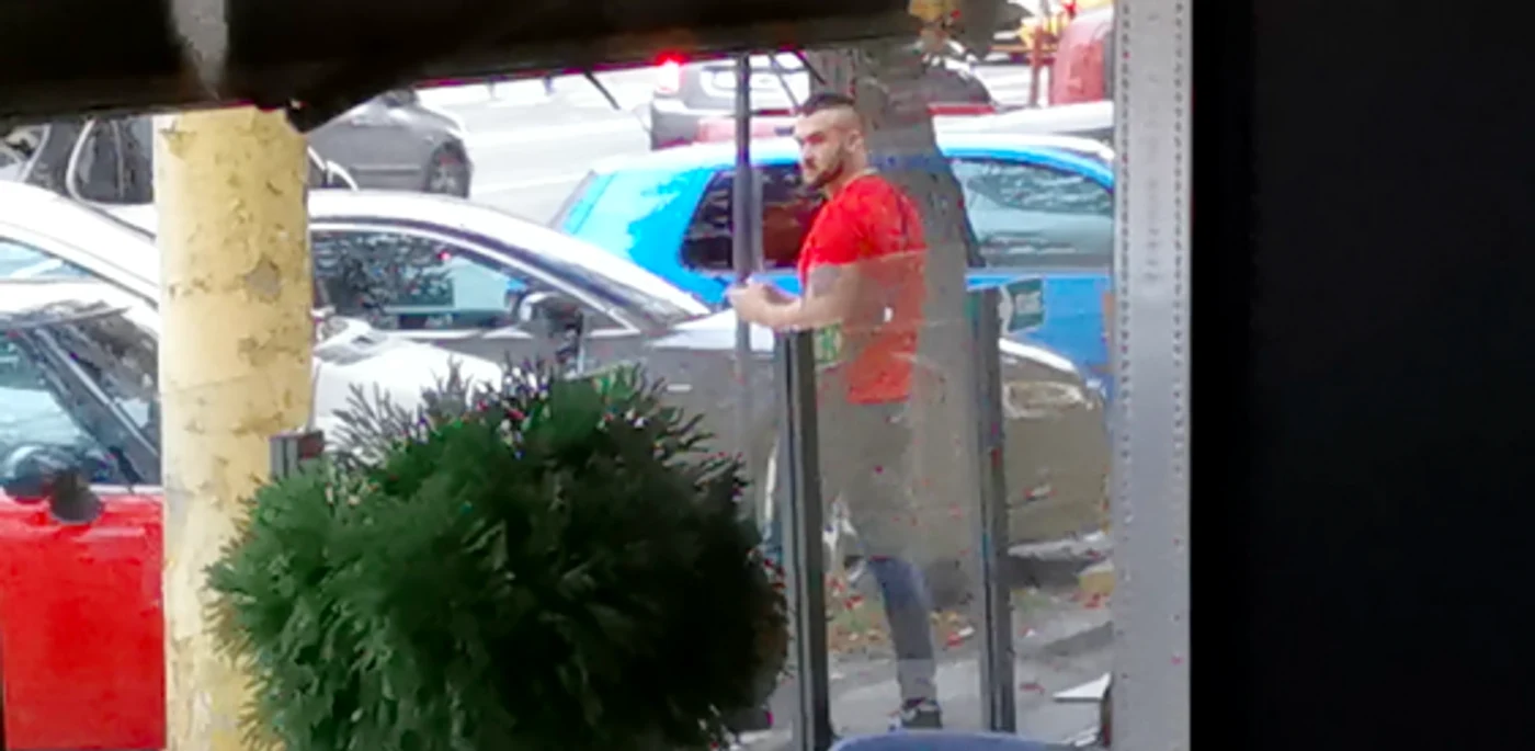 Tânărul care a tras cu pistolul în faţa cafenelei Filicori din Constanţa Sursa Costin Păduraru / Dobrogea TV