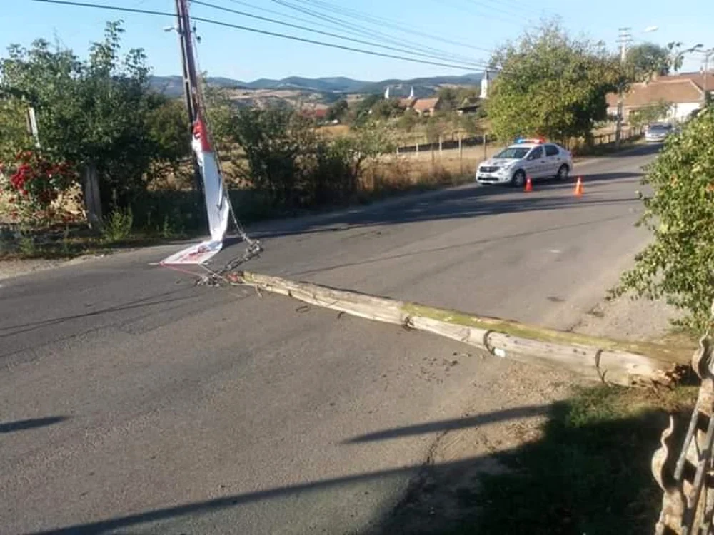 Stâlpul vechi şi putred s-a prăbuşit sub greutatea bannerului electoral. Foto: alba24.ro