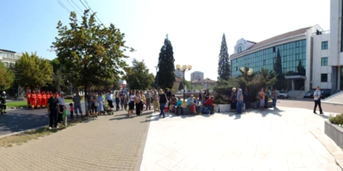 Pompierii olteni au luat cu asalt platoul din faţa sediului Prefecturii Olt din Slatina