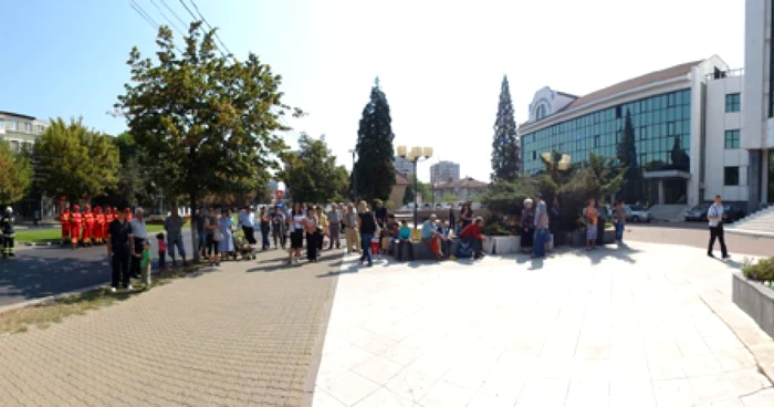 Pompierii olteni au luat cu asalt platoul din faţa sediului Prefecturii Olt din Slatina