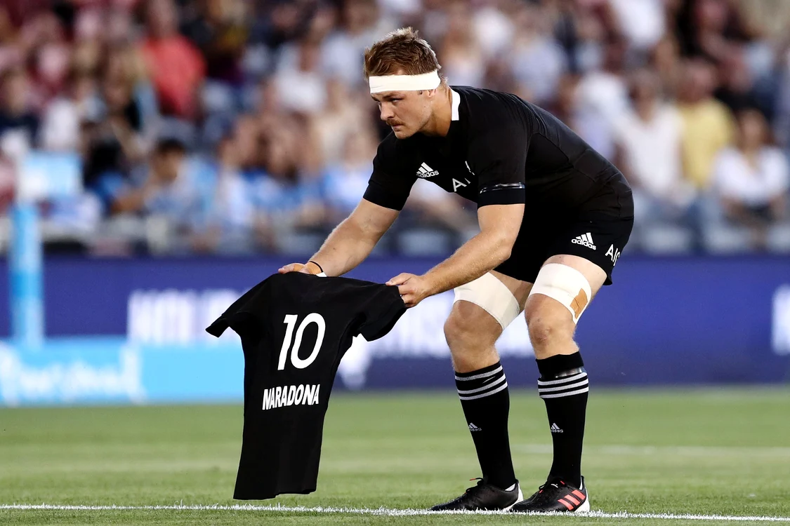 
    Sam Cane a așezat tricoul cu numele lui Maradona la centrul terenuluiFoto: Guliver / GettyImages  