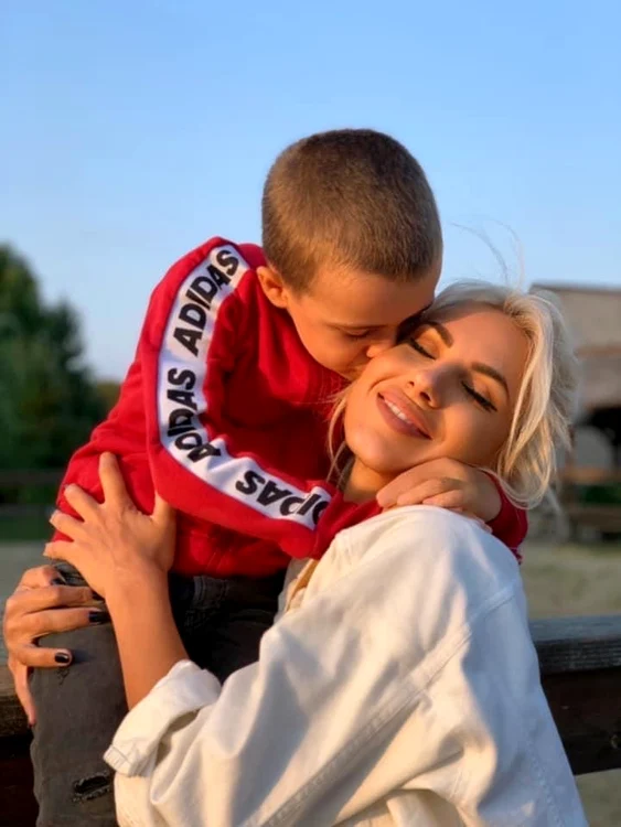Amna (36 de ani) este divorţată  şi-l creşte singură pe David  Cristian, de 6 ani şi jumătate