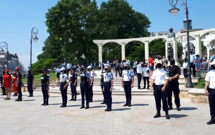 Aproape 1200 de pompieri și polițiști din toată țara au fost detașați timp de o lună pe litoralFoto: adevărul/Mariana Iancu