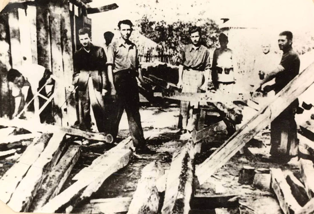 N. Ceauşescu şi alţi deţinuţi politici în lagărul de la Tg. Jiu, în timpul dictaturii militaro-fasciste (1943)