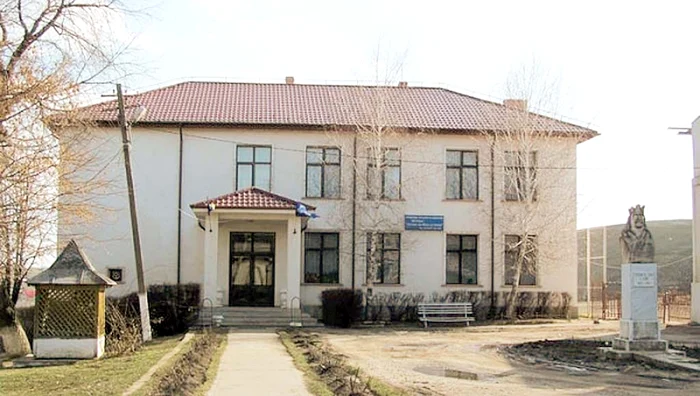 Fata a sărit de la etajul 1 al şcolii din Cotnari