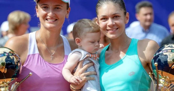 Irina Begu şi Andreea Mitu, alături de băieţelul ei Adam