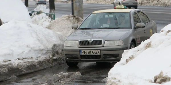 Munții de zăpadă au fost inamicul principal al șoferilor și taximetriștilor din Ploiești (foto: Dana Mihai) 