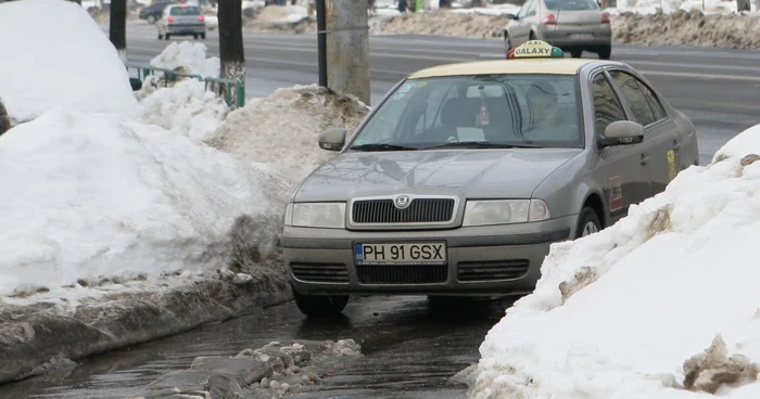 Munții de zăpadă au fost inamicul principal al șoferilor și taximetriștilor din Ploiești (foto: Dana Mihai)