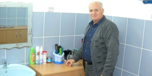 Vasile Donoată, membru în consiliul de administrație, ne arată frizeria