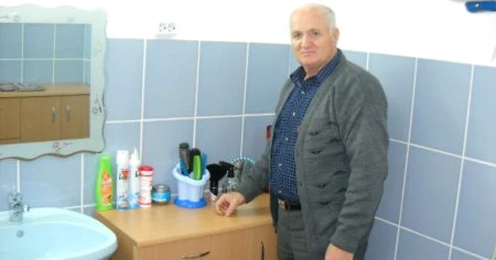 Vasile Donoată, membru în consiliul de administrație, ne arată frizeria