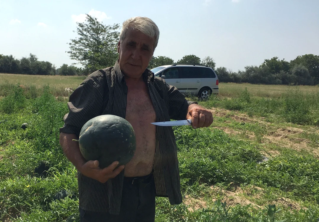 “Pepenele nostru? Zemos şi dulce!”, anunţă nea Valerică