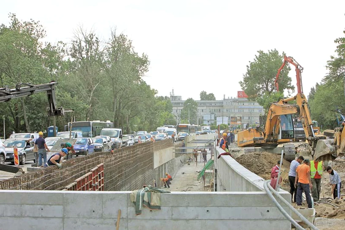 Lucrările la ieșirea din pasaj, dinspre Bd. Mărăști, sunt rămase în urmă, iar muncitorii spun că nu vor fi gata la începutul lui iunieFoto: Roberto Sălceanu