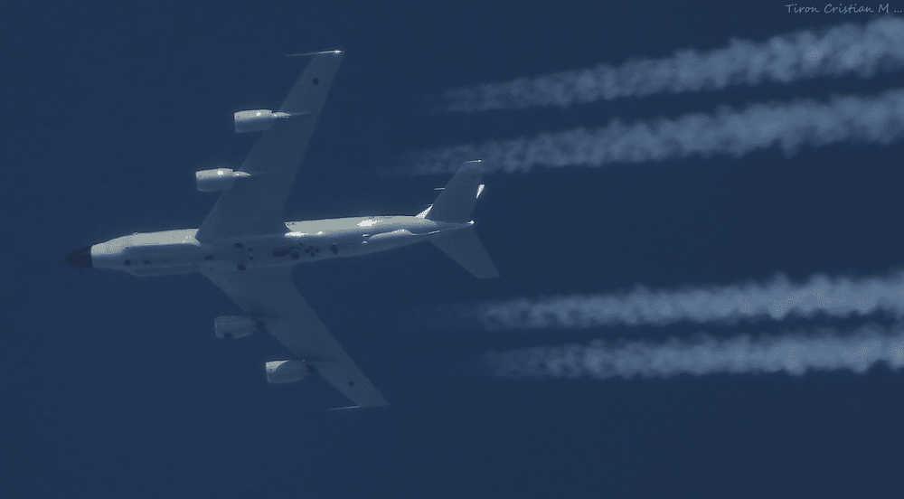 Mii de oameni au urmărit online zborul unui avion militar pe deasupra României. Ce operațiune a efectuat