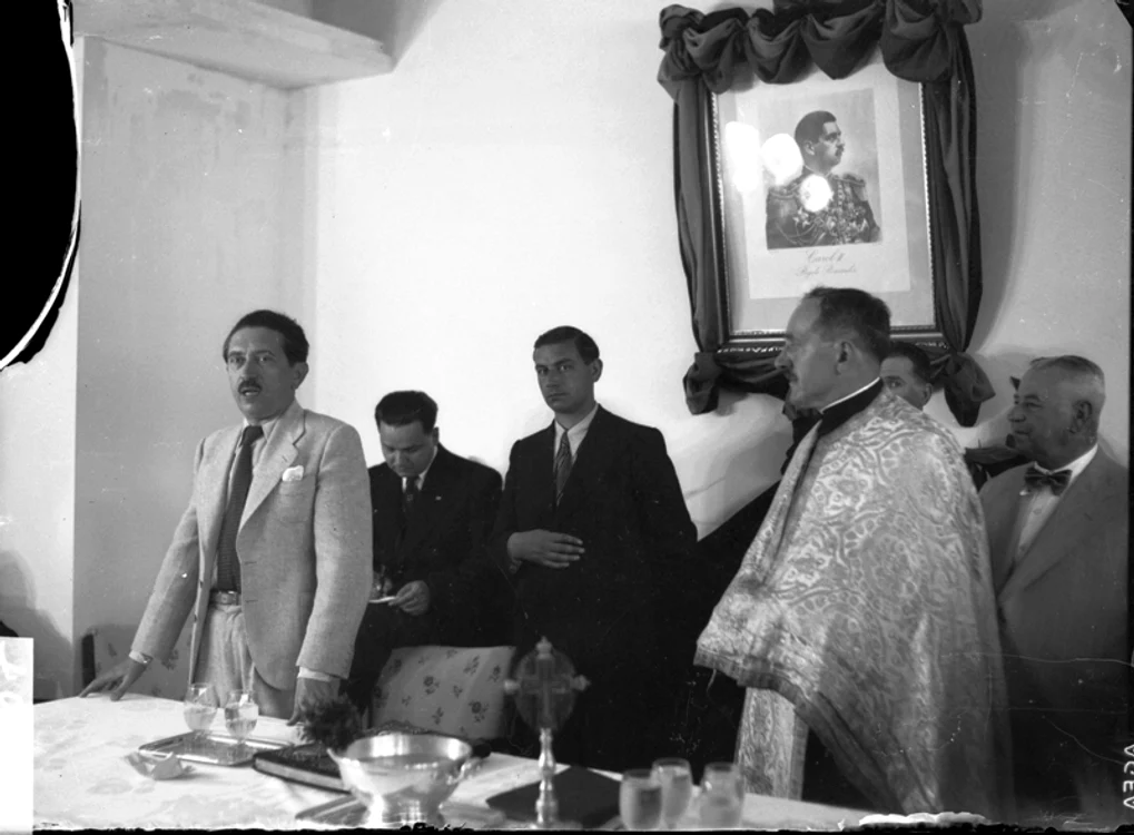 Mai multe personalităţi politice ale anilor 1930; pe perete,  drapat în catifea,  portretul lui Carol al II-lea (negativ pe sticlă,  fondul Iosif Berman)