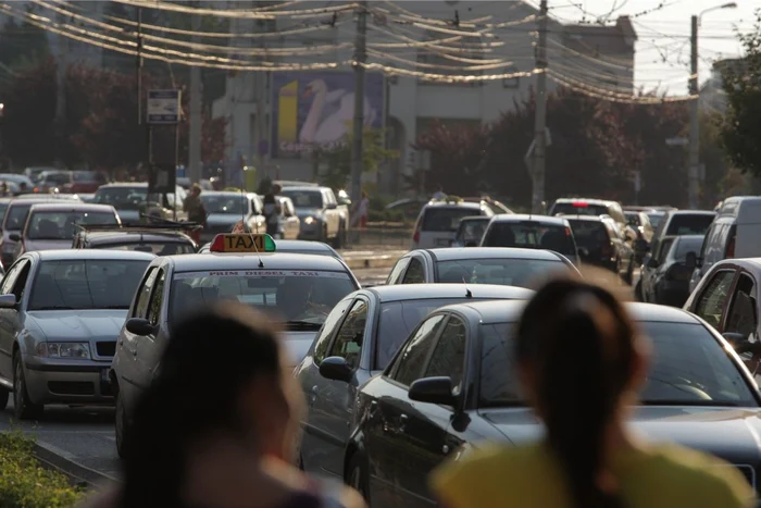 Dacă alegeţi rute ocolitoare puteţi ajunge mai repede la destinaţie