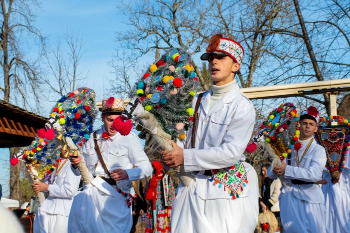 Colindători îmbrăcațu în constume tradiționale