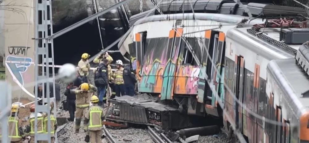 Al treilea accident feroviar grav în patru zile, în Spania. Mai multe persoane au fost rănite după ce un tren a lovit o macara