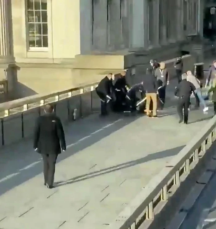 Mai mulți trecători au intervenit să îl dezarmeze pe atacator