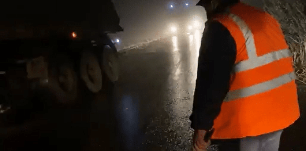 Consilier local bătut și amenințat de drumarii veniți să înlăture poleiul de pe un drum județean VIDEO  