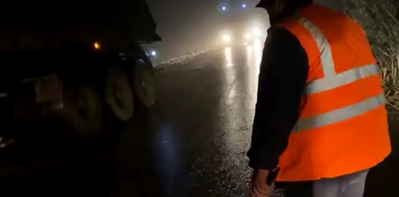 Unul dintre drumarii implicați în scandalul de pe DJ 244D FOTO captură video