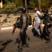 palestinian retinut de politia israeliana in ierusalim foto epa efe
