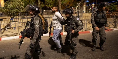 palestinian retinut de politia israeliana in ierusalim foto epa efe