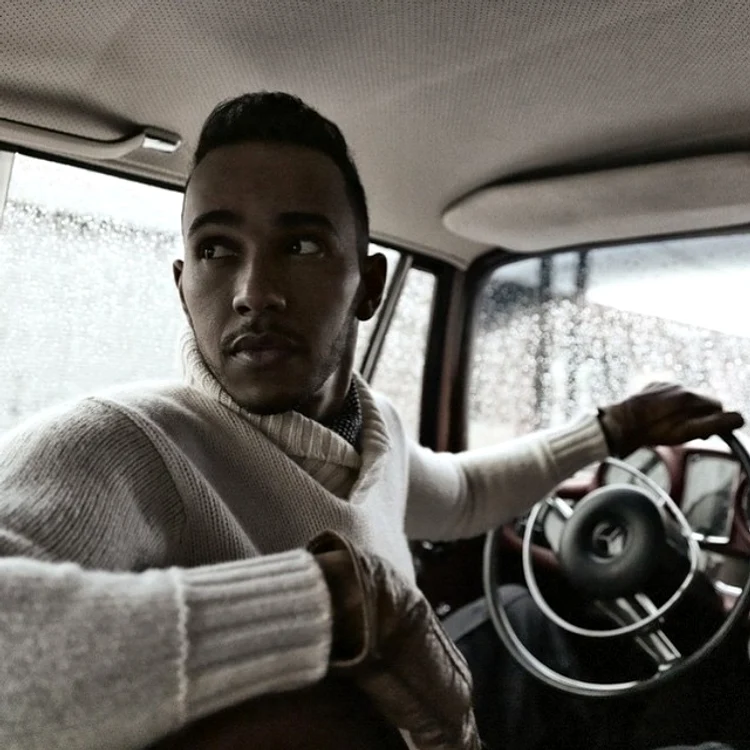 
    Lewis Hamilton se află în top 10 cei mai frumoşi sportivifoto: arhiva personală  