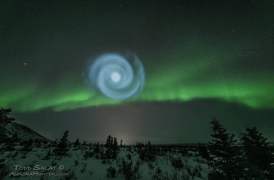 Spirală strălucitoare misterioasă, imortalizată pe cerul din Alaska. Explicația oamenilor de știință