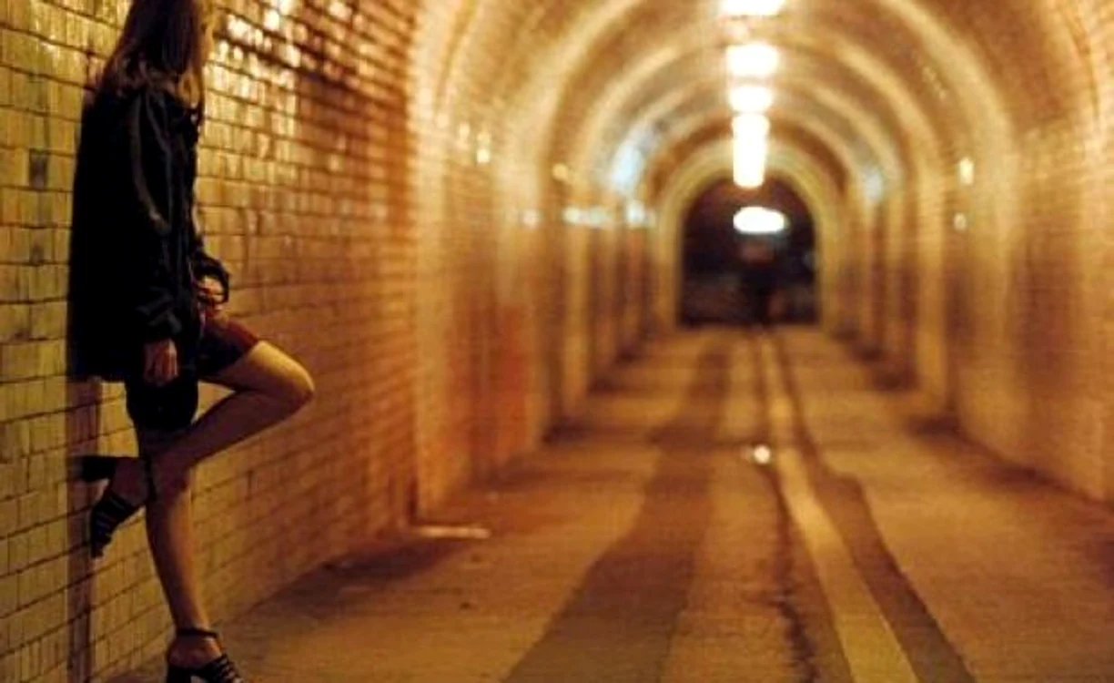 Prostituata a povestit procurorilor DIICOT cum a încercat să-l înşele pe clientul englez