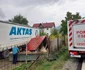 Un TIR a ieşit de pe şosea şi a intrat într-o gospodărie pe Valea Oltului la Călimăneşti - Vâlcea Foto ISU Vâlcea