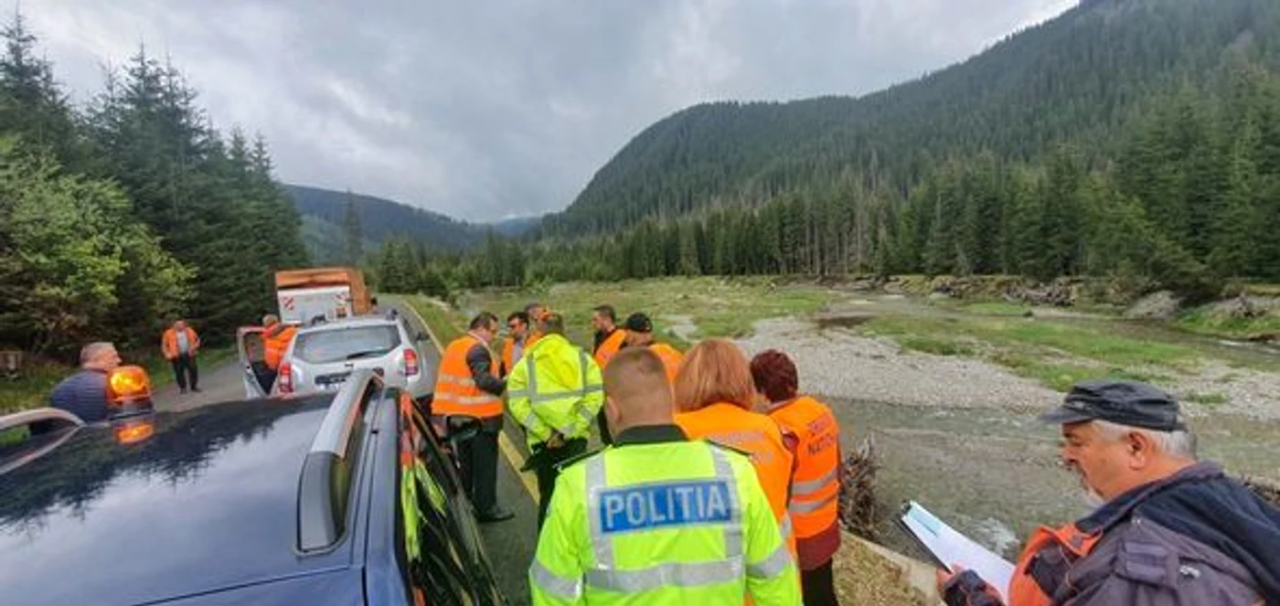 
    Reprezentanții CNAIR și DDP Craiova au redeschis Transalpina miercuri la ora 13.00  