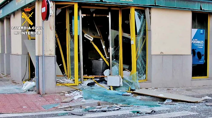 Aceasta este  ultima bancă  distrusă de  infractori 