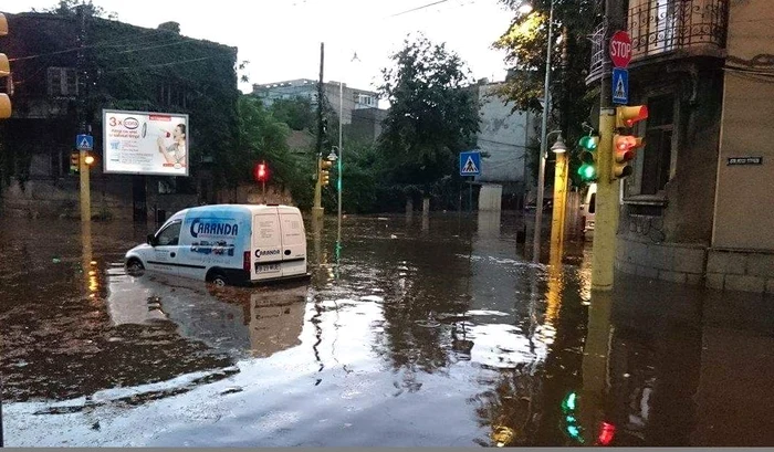 Automobile transformate în ambarcaţiuni la ConstanţaFoto: ISU Constanţa
