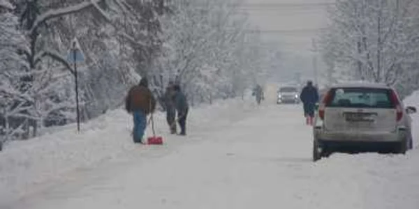 Utilajul s-a defectat şi nu a curăţat de zăpadă tot drumul