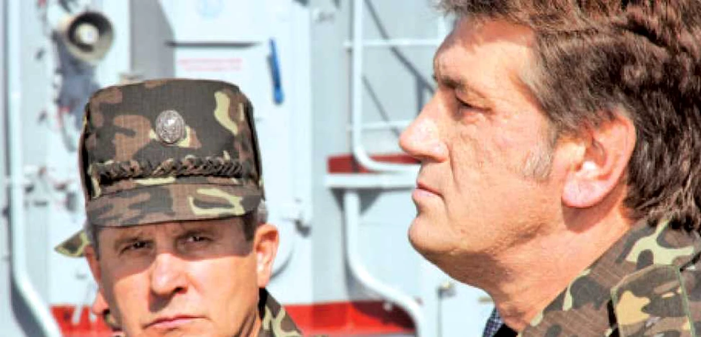 Preşedintele Viktor Iuşcenko (dreapta), însoţit la vizita în Crimeea de Comandantul Forţelor Armate ucrainene, Serghei Kiricenko