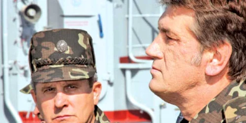 Preşedintele Viktor Iuşcenko (dreapta), însoţit la vizita în Crimeea de Comandantul Forţelor Armate ucrainene, Serghei Kiricenko