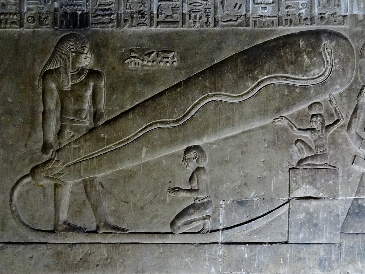 Basorelief din complexul templului egiptean de Dendera, despre care anumite voci speculează că ar înfățișa dispozitive electrice antice, stârnind dezbateri despre capacitățile tehnologice ale civilizațiilor străvechi
