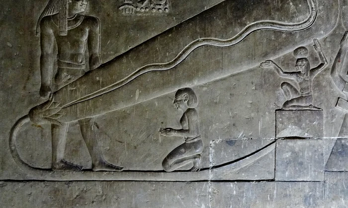 Basorelief din complexul templului egiptean de Dendera, despre care anumite voci speculează că ar înfățișa dispozitive electrice antice, stârnind dezbateri despre capacitățile tehnologice ale civilizațiilor străvechi