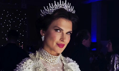 Monica Bîrlădeanu în chip de Regina Maria la gala Nu există nu se poate by Andreea Marin   FOTO Faceboo (4) jpg
