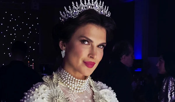 Monica Bîrlădeanu în chip de Regina Maria la gala Nu există nu se poate by Andreea Marin   FOTO Faceboo (4) jpg