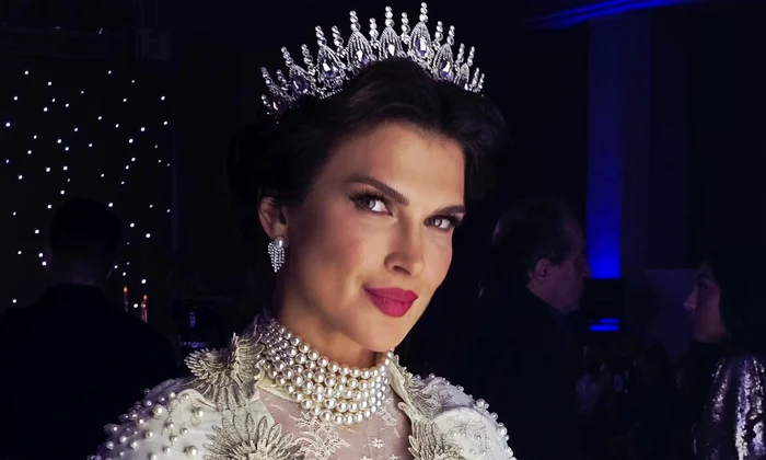 Monica Bîrlădeanu în chip de Regina Maria la gala Nu există nu se poate by Andreea Marin   FOTO Faceboo (4) jpg
