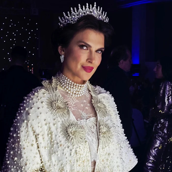 Monica Bîrlădeanu în chip de Regina Maria la gala Nu există nu se poate by Andreea Marin   FOTO Faceboo (4) jpg