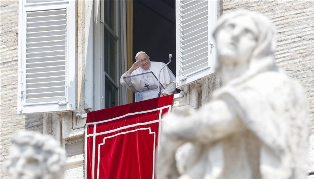 Papa Francisc,  în faţa a mii de pelerini adunaţi în Piaţa Sfântul Petru, la două zile după externare