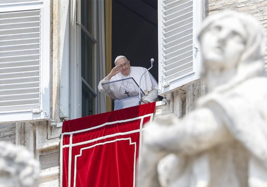 Episcopii italieni susțin că homosexualii pot deveni preoți, dar trebuie să fie celibatari. Papa Francisc: „Cine sunt eu să judec?”