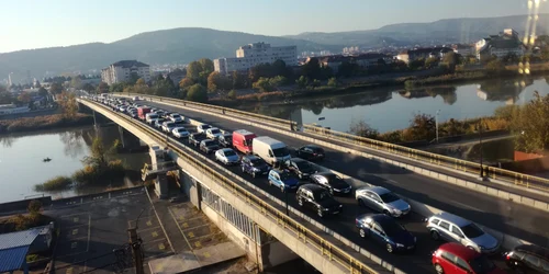 Trafic de coșmar pe unul dintre bulevardele din Râmnicu Vâlcea spre șoseaua de centură Foto Daci Stoica
