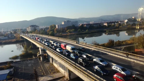 Trafic de coșmar pe unul dintre bulevardele din Râmnicu Vâlcea spre șoseaua de centură Foto Daci Stoica