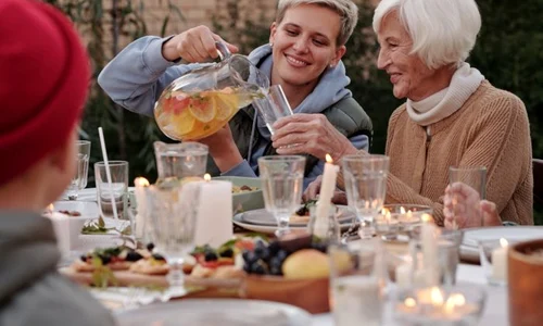 1 familie la masa jpg jpeg