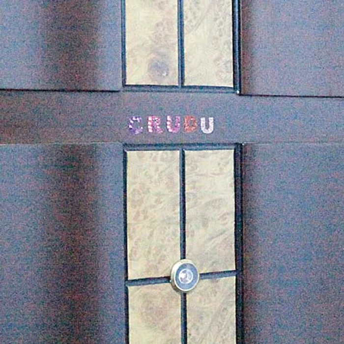 Pe ușa locuinţei din Rahova e scris cu litere roz numele familiei